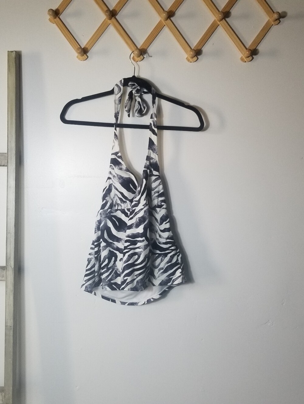 CATALINA WOMEN'S BLACK AND WHITE HALTER TANKINI SIZE MEDIUM